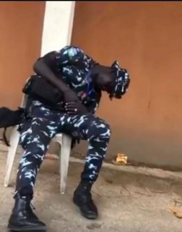 Video Of Police Officer Sleeping On Duty While Manning A Polling Unit