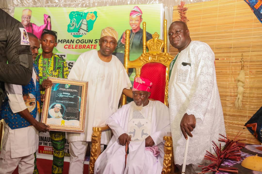 Primate Ayodele Donates N500,000 To Veteran Nollywood Actor, Baba Agbako, Places Him On Life Salary